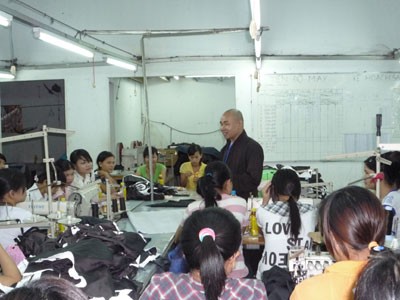 Đại Đức Đồng Nguỵên Tuyên truyền phòng chống HIV/AIDS cho công nhân công ty Huê Phong
