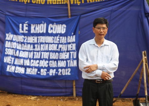 Ông Vũ Tiến Đĩnh - Bí thư xã Kim Bon cảm ơn Báo và các nhà tài trợ đã giúp đỡ địa phương