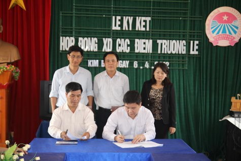 Ông Nguyễn Tiến Bình - TBT Báo điện tử Giáo dục Việt Nam (phải) cùng ông Vàng A Ư - Chủ tịch UBND xã Kim Bon ký hợp đồng tài trợ