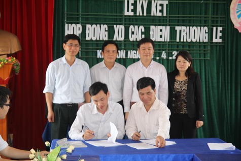 Ông Vàng A Ư - Chủ tịch UBND xã Kim Bon ký hợp đồng thi công với đơn vị xây dựng