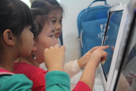 Học viên nhí say sưa với hệ thống màn hình “touch” hiện đại tại Trung tâm mới Apollo English 83 Nguyễn Ngọc Vũ