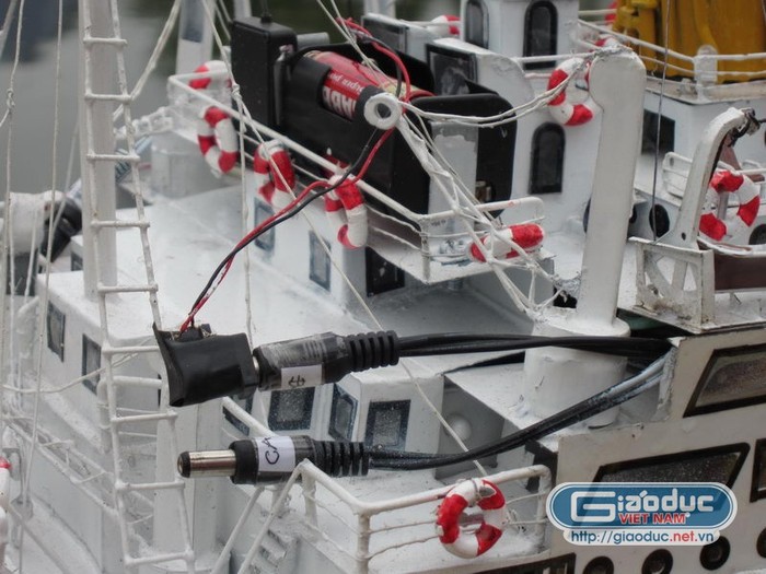 Nguồn điện dành cho bộ điều khiển. Phần động cơ được cung cấp điện bởi 2 ắc quy đặt trong khoang tàu