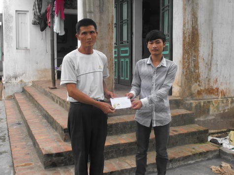Vì không được gặp trực tiếp nên phóng viên báo Giáo Dục Việt Nam đã nhờ trưởng thôn Lê Xuân Giới gửi giúp quà đến cụ Sử