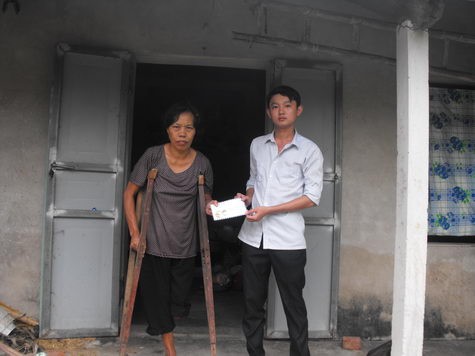 Đại diện Báo GDVN đã trao tận tay bà Kiều Thị Chun số tiền giúp đỡ của độc giả gửi tặng