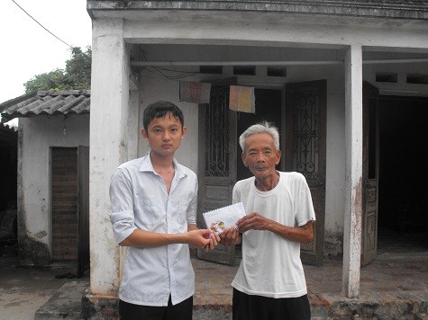Đại diện Báo GDVN đã trao tận tay ông Nguyễn Hữu Thảo số tiền 1 triệu đồng ủng hộ của bạn đọc gửi tặng