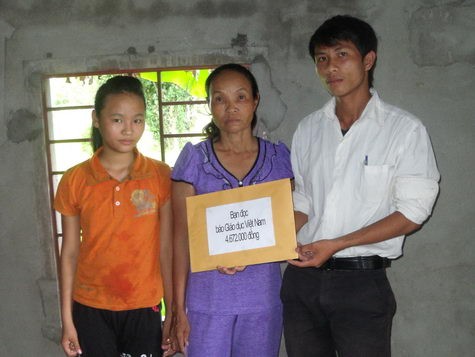 Chị Hoa tiếp nhận tiền ủng hộ của bạn đọc Báo Giáo dục Việt Nam. Ảnh Tiêu Sơn