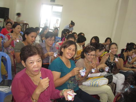Người tiêu dùng tại Đà Nẵng sử dụng thử sữa chua ăn Vinamilk Probeauty mới