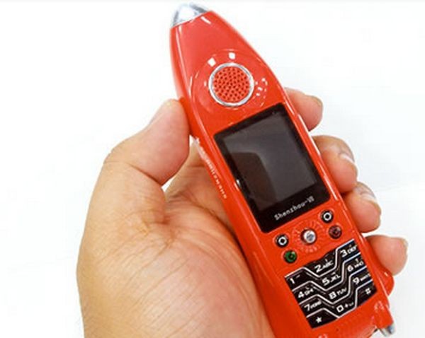 7. Điện thoại hình tên lửa. Từng được nhắc đến trong một tạp trí công nghệ cách đây không lâu, chiếc di động màu cam nổi bật Shenzhou VII đến từ Trung Quốc này giống như chiếc máy bay phản lực luôn sẵn sang phóng vào không gian. Chiếc điện thoại này cũng được trang bị một cổng USB, một thẻ nhớ Micro SD cùng với nhiều tính năng khác.