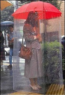 Áo mưa liền với ô che Có mà ướt được đãi chè ăn luôn
