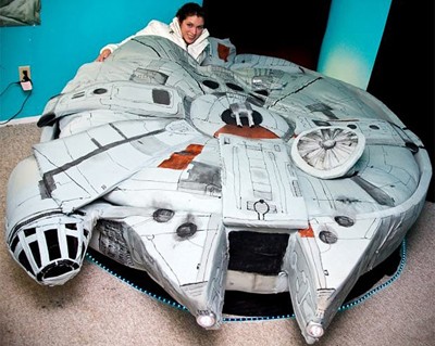 11. Kayla Kromer, một giáo viên 26 tuổi ở Texas, Mỹ, mặc bộ quần áo như công chúa Leia trong phim "Chiến tranh giữa các vì sao" trên chiếc giường ngủ Millennium Falcon.