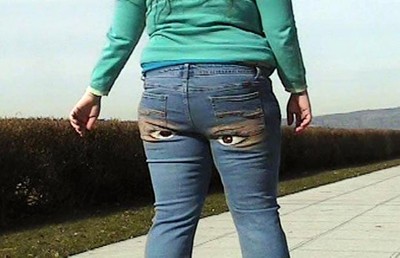 12. Nghệ sĩ người Mỹ William Jones thiết kế chiếc quần Jeans với hình đôi mắt mở to ở phía sau.