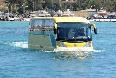 15. Amphicoach, một chiếc xe chở khách 50 chỗ ngồi hạng sang, được sử dụng tại quốc đảo Malta ở Địa Trung Hải. Nó có thể chạy với vận tốc 112km/h trên mặt đất và vận tốc 1,8km/h trên mặt nước.