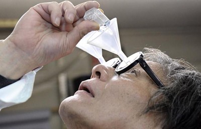 16. Nhà khoa học Nhật Bản Kenji Kawakami trình diễn phát minh cặp kính dùng để nhỏ mắt