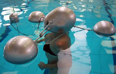 2. Hệ thống điện thoại dưới nước Isophone do James Auger và Jimmy Loizeau thiết kế. Bạn có thể trò chuyện với những người khác trong khi bơi lội.