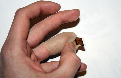 7. Một lập trình viên bị mất nửa ngón tay đã quyết định bù đắp lại sự mất mát bằng cách gắn vào đó một chiếc USB
