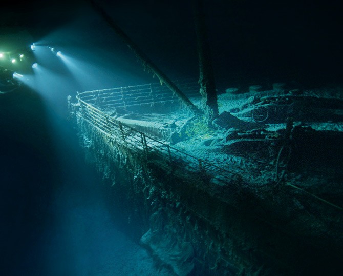 1.Sâu hơn hai dặm dưới đáy biển, con tàu Titanic ma quái hiện lên trong bóng tối trước máy quay của nhà làm phim, nhà thám hiểm Jame Cameron vào năm 2001. Con tàu này có lẽ đã không bị chìm nhanh như vậy sau khi đâm phải một tảng băng trôi nếu như không bị bẻ bánh lái quá nhiều về phía bên phải, chọc thủng các khoang kín nước. Titanic không chỉ là là một trong những bộ phim ăn khách nhất thế kỷ 20 mà còn là một bí ẩn khiến các nhà khoa học và sử học phải tìm kiếm trong suốt nhiều thế kỉ qua. Những bức hình này do một nhóm các nhà nghiên cứu thuộc Viện Hải dương học Woods Hole thực hiện