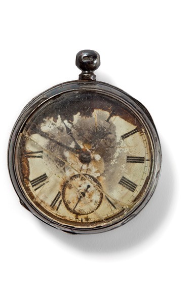 10. Chiếc đồng hồ bỏ túi mạ bạc có giá trị của một quý ông được đặt giờ theo múi giờ của Newyork với hi vọng về một chuyến đi thượng lộ bình an