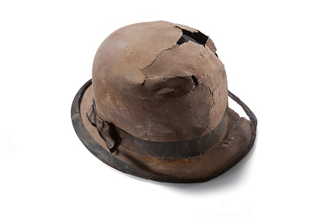 11. Chiếc mũ da thỏ này có thể là của một doanh nhân . Vào thời kỳ đó, trang phục là thước đo đánh giá địa vị của người đàn ông và mũ quả dưa thể hiện cho tầng lớp doanh nhân.