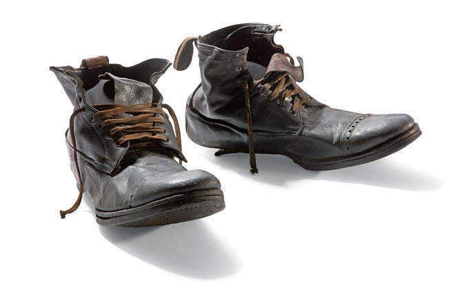 13. Đôi giày này nằm trong một chiếc vali bằng da của người sản xuất đồ da dụng 35 tuổi mang tênWilliam Henry Allen. Giống như nhiều hành khách hạng ba, ông cũng không còn sống sót sau vụ chìm tàu định mệnh.