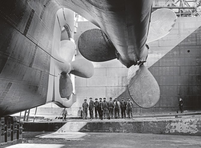 2. Hình ảnh những cánh quạt của tàu Olympic, một con tàu gần như giống hệt Titanic, đang được đóng tại xưởng đóng tàu Belfast. Đây cũng là nơi từng sản xuất ra con tàu Titanic định mệnh