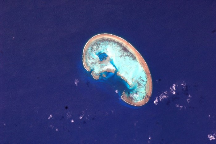 11. Dãy đá san hô Middleton gần hòn đảo Lord Howe, biển Tasman giống như một hạt đậu(25/4/2011)