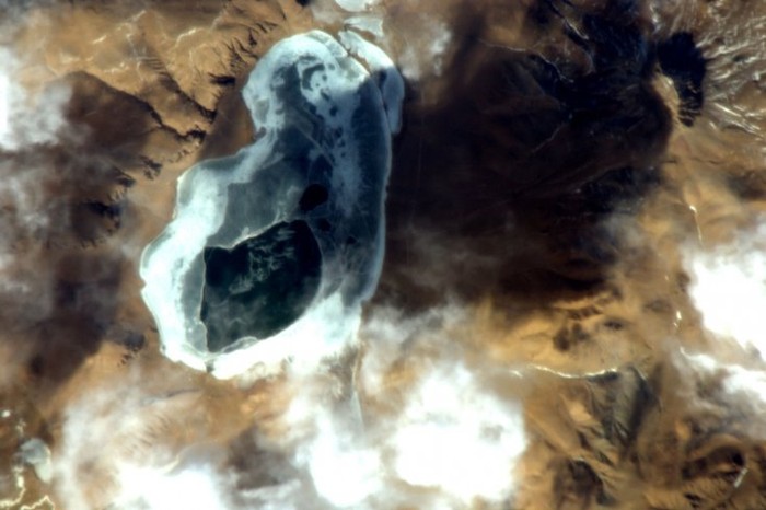 12. Hình ảnh hồ lớn bị đóng băng thuộc vùng cao nguyên Tây Tạng, Trung Quốc (11/2/1011)