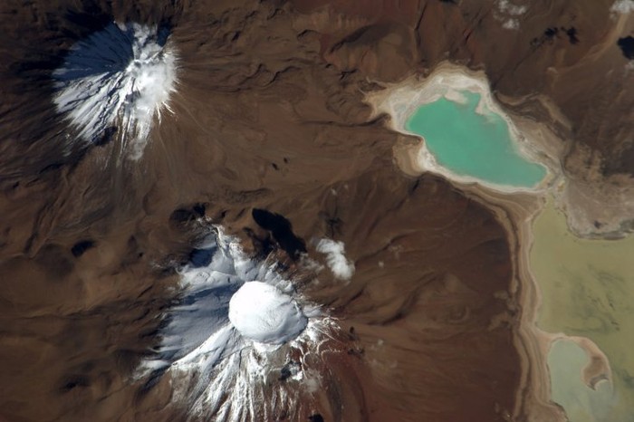 16.Núi lửa Licancabur và Juriques ( bên phải) , hồ nước mặn Laguna Verde (bên phải) (15/3/2011)