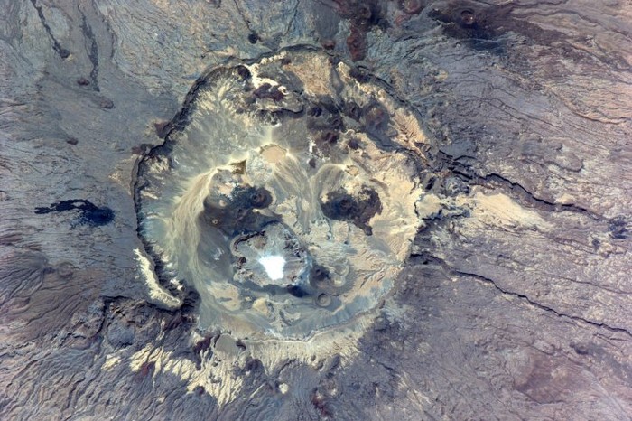 24. Miệng núi lửa Emi Koussi, Chad không khác gì hình mặt người( 16/ 5/2011)
