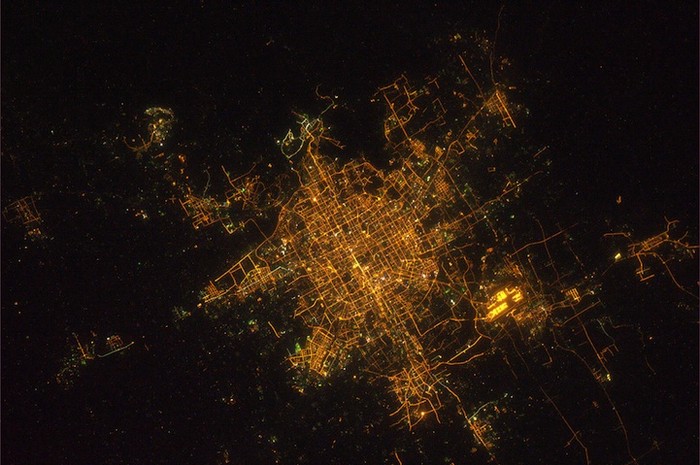 33.Thủ đô Bắc kinh, Trung Quốc về đêm thật huyền ảo với ánh đèn điện sáng trưng và đường phố chằng chịt như con nhện đang giăng tơ (19/4/2011