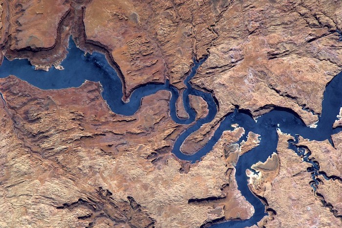 35.Những con rắn xanh đang uốn lượn trên hình chính là hồ Powell , Utah ( 15/5 / 2011)
