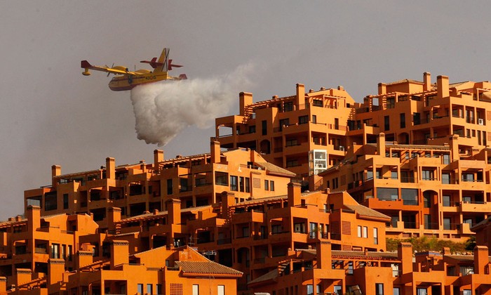 14. Một chiếc máy bay chữa cháy đang phun nước xuống khu vực đám cháy gần các tòa nhà tại Marbella, Tây Ban Nha ( 12/9/2011). Đám cháy này vượt ngoài tầm khiểm soát sau khi đã di tản 300 hộ dân tại thị trấn Mijas gần khu nghỉ mát thành phố Marbella.