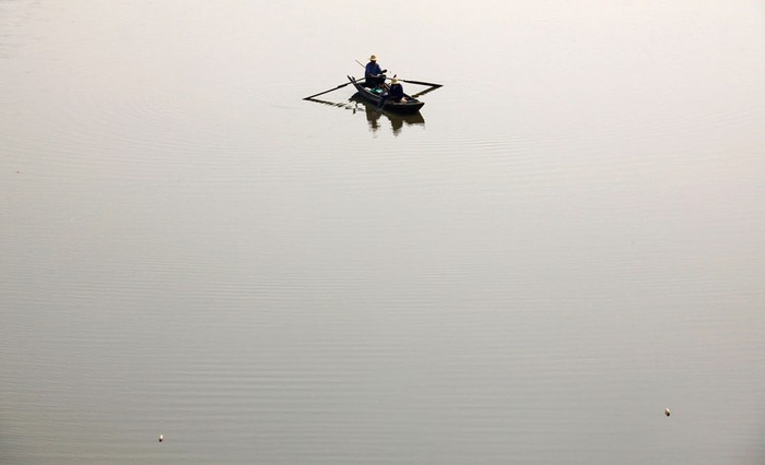16. Ngư dân chèo thuyền trên sông Neijing với mức nước chỉ sâu đến đầu gối tại thành phố Honghu thuộc tỉnh Hồ Bắc, Trung Quốc( 30/5/2011). Người dân địa phương cho biết đây là mực nước hồ thấp nhất mà họ từng thấy trong suốt 70 năm.