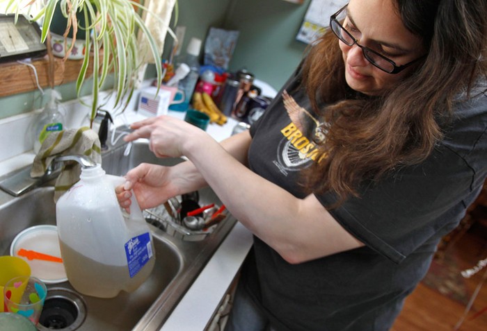 17. Chị Kimberlie McEvoy đang lấy nước từ bồn rửa nhà bếp của mình ở thành phố Evans, Pennsylvania ( 23/2/1012). Mc Evoy là một trong số hơn 10 hộ gia đình tại miền Tây Pennsylvania lo sợ nguôn nước sinh hoạt của họ bị ô nhiễm do việc khoan khí đốt tự nhiên.