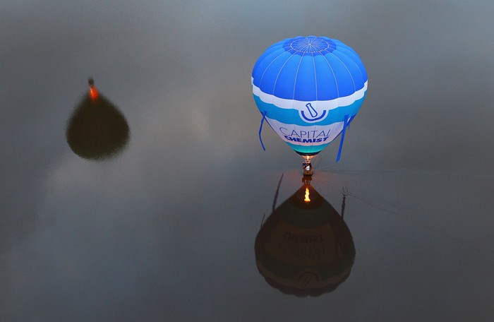 19. Một quả bóng nổi trên mặt hồ Burley Griffin trong suốt lễ hội Canberra (11/3/2012)