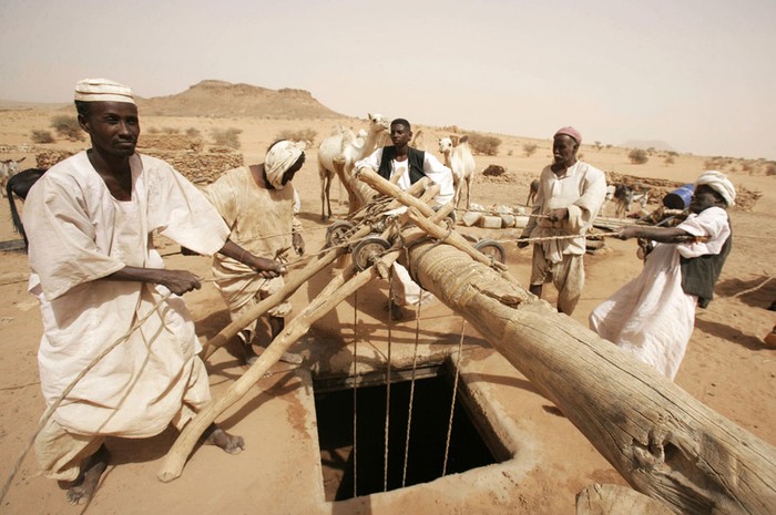 22. Những người đàn ông Xu-đăng kéo nước lên từ một cái giếng phía Đông Bắc Khartoum, Xu-đăng ( 10/3/2012).Thiếu nước uống vẫn là một vấn đề đối với hầu hết các hộ dân ở Shendi.