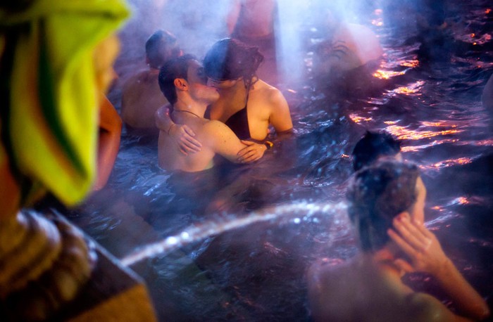 23. Du khách đã được tận hưởng làn nước ấm tại một bể bơi ngoài trời ở Szechenyi trong lễ hội “Tắm đêm” được tổ chức lăm năm một lần ở Budapest, Hungary ( 11/3/2012).