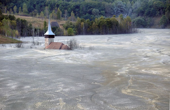 24. Một nhà thờ bị chìm trong biển nước cạnh ngôi làng Lupsa, cách 640km về phía Tây Bucharét, Romania ( 20/9/2011).