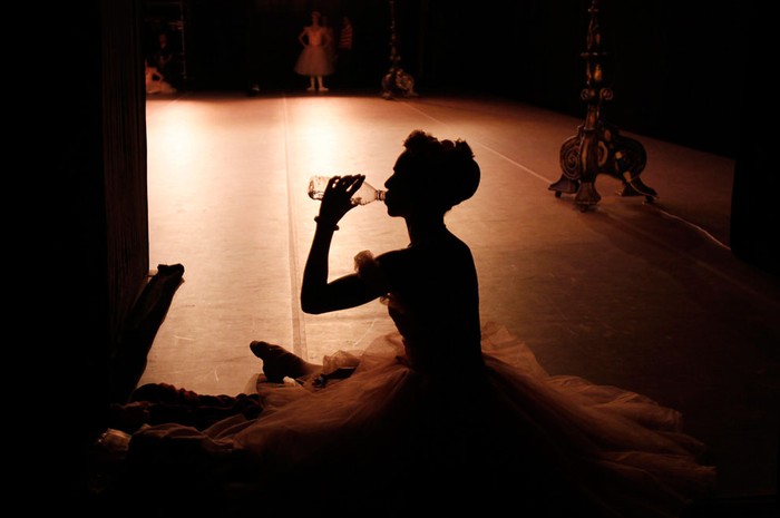 27. Vũ công múa ba lê này đang uống nước trong buổi gala Cuban National Ballet được tổ chức tại nhà hát Bolshoi ở Moscow ( 2/8/2011 )