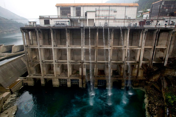 28. Nước chứa clo tạp chất chảy qua nhà máy thủy điện Nuomitan để khử nguồn nước bị nhiễm chất cadmium độc hại tại sông Longjiang, tỉnh Quảng Tây, Trung Quốc ( 30/1/2012).