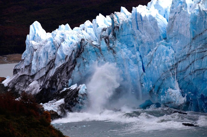 3. Khối băng vỡ trên sông băng Perito Moreno gần thành phố El Calafate thuộc tỉnh Patagonia của Santa Cruz, Argentina ( 2/3/ 2012 ). Khi tảng băng di chuyển về phía trước, nó bị vỡ xuống một con sông dẫn ra hồ. Nước tạo ra áp lực và dần dần làm xói mòn tảng băng, tạo thành lỗ hổng phía dưới cho đến khi băng sụp xuống. Hiện tượng này xảy ra không thường xuyên và lần cuối cùng là vào năm 2008.