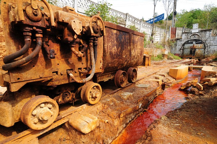 30. Nước bị ô nhiễm đỏ từ một mỏ khai thác vàng bị bỏ hoang từ thời cộng sản gần làng Rosia Montana ( 20/9/2011)