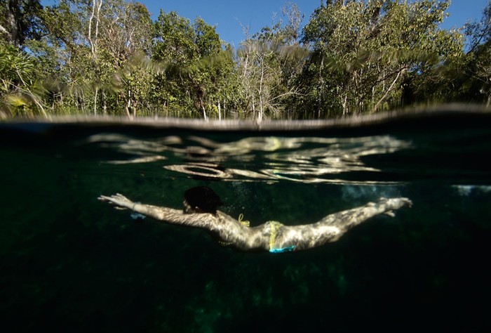 34. Một vị khách du lịch bơi trong hồ phá gần lối vào hang La Cueva de los Peces dọc theo bờ biển Playa Giron gần vịnh Pigs thuộc khu vực Đồng Nam Havana,Cu Ba ( 25/1/2012 ).