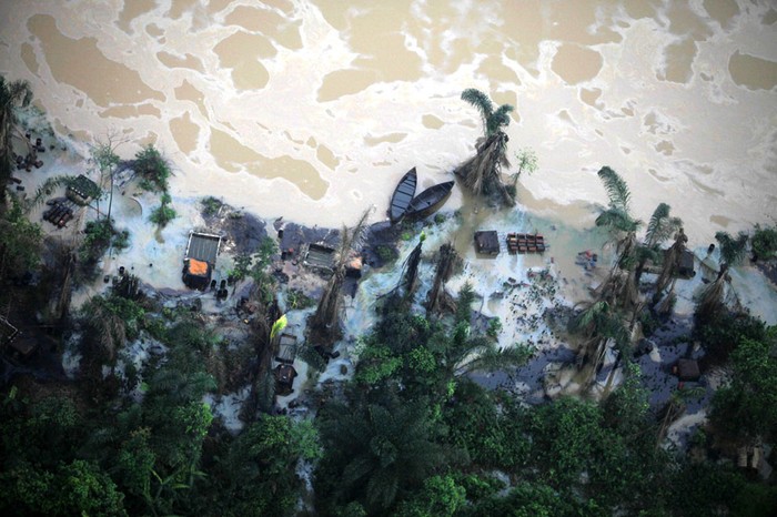 35. Một bức ảnh chụp từ trên không cho thấy một khu lọc dầu bất hợp pháp với lớp dầu thô chảy dọc ven sông Imo, cách 30km về phía Tây thành phố dầu mỏ Port Harcourt thuộc Nigeria ( 22/ 9/ 2011).