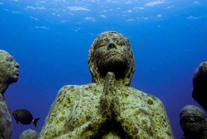 36. Hình ảnh công viên điêu khắc dưới nước nằm giữa Cancun và Mujeres ( 11/ 12/ 2010 ). Những tác phẩm điêu khắc này được tạo lên bởi một nghệ sĩ người Anh có tên Jason de Caires Taylor. Ông đã sử dụng các chất liệu có tác dụng thúc đẩy sự phát triển của san hô nhằm xây dựng lên khu ở cho các sinh vật dưới đáy biển ngoài khơi vịnh Cancun, Mexico.