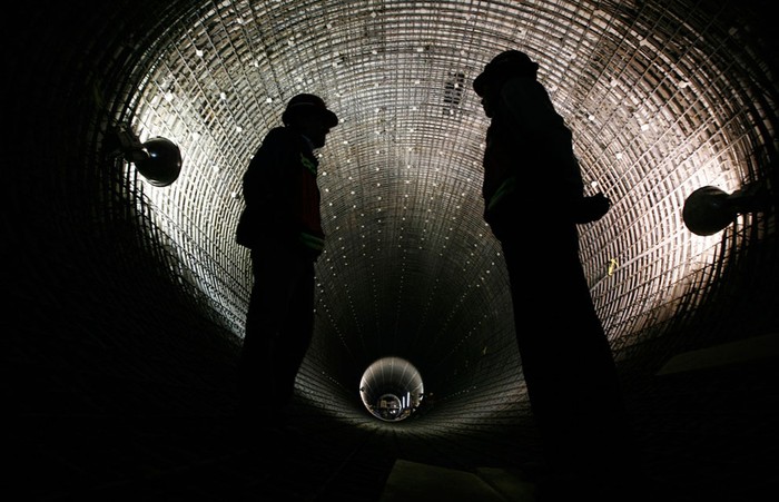4. Các công nhân đang đứng bên trong đường hầm mới bổ sung vào hệ thống các đường hầm thoát lớn dưới lòng đất tại thành phố Mexico (10/3/2012) giúp bảo vệ thành phố và các vùng lân cận khỏi lũ lụt.