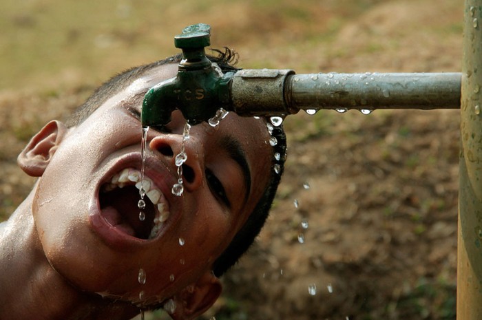 5. Một cậu bé Ấn Độ hứng những giọt nước từ vòi nước công cộng ở Agartala, Ấn Độ (21/3/2012).