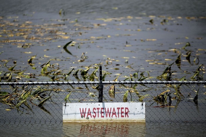 8. Một nhà máy xử lý nước thải bị ngập do nước lũ sông Yazoo gần thành phố Yahoo, Mississipi ( 22/5/2011.)