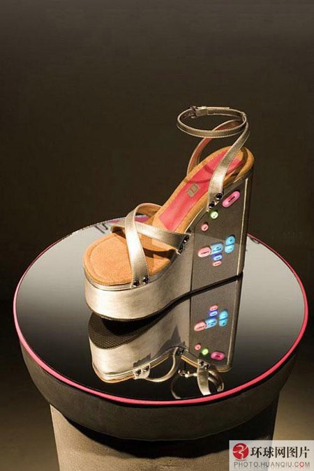 9.Giày cao gót “kêu cứu” Tháng 5/2009, thị trường thời trang quốc tế đón nhận sản phẩm giày cao gót vô cùng đặc biệt. Trên mỗi đôi giày đều được gắn thiết bị GPS vệ tinh định vị. Nó có thể phát ra tiếng kêu cứu kịp thời tới cảnh sát khi chủ nhân bị tấn công tình dục.