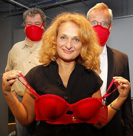 1. Độc đáo áo ngực biến thành khẩu trang chống khí độc. Chiếc áo là phát minh của nhà khoa học Ukraine hiện đang sinh sống tại Chicago (Mỹ) Elena Bodnar. Người mặc sản phẩm này có thể dễ dàng tháo rời hai bên quả ra và biến chúng thành khẩu trang trong trường hợp gặp phải các khí độc nguy hiểm. Bà Bodnar đã nảy ra ý tưởng về chiếc áo ngực này sau thảm hoạ hạt nhân Chernobyl ở Ukraine năm 1986. Phát minh của bà Bodnar từng giành giải Ig Nobel 2009, giải thưởng dành cho những thành tựu khoa học "đầu tiên khiến mọi người cười nhưng sau đó khiến họ phải suy nghĩ". Chiếc áo ngực mới được tung ra thị trường vào năm 2010 với giá 29,99USD.