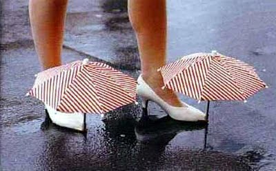 2. Ô che giầy Bạn có thể vô tư đi dạo phố ngay cả khi trời mưa mà không sợ bị hỏng mất đôi giày mới của mình bởi vì người ta đã sáng chế ra một loại ô đặc biệt chỉ dùng để che giầy. Thời trang là phải gạt đi thời tiết!